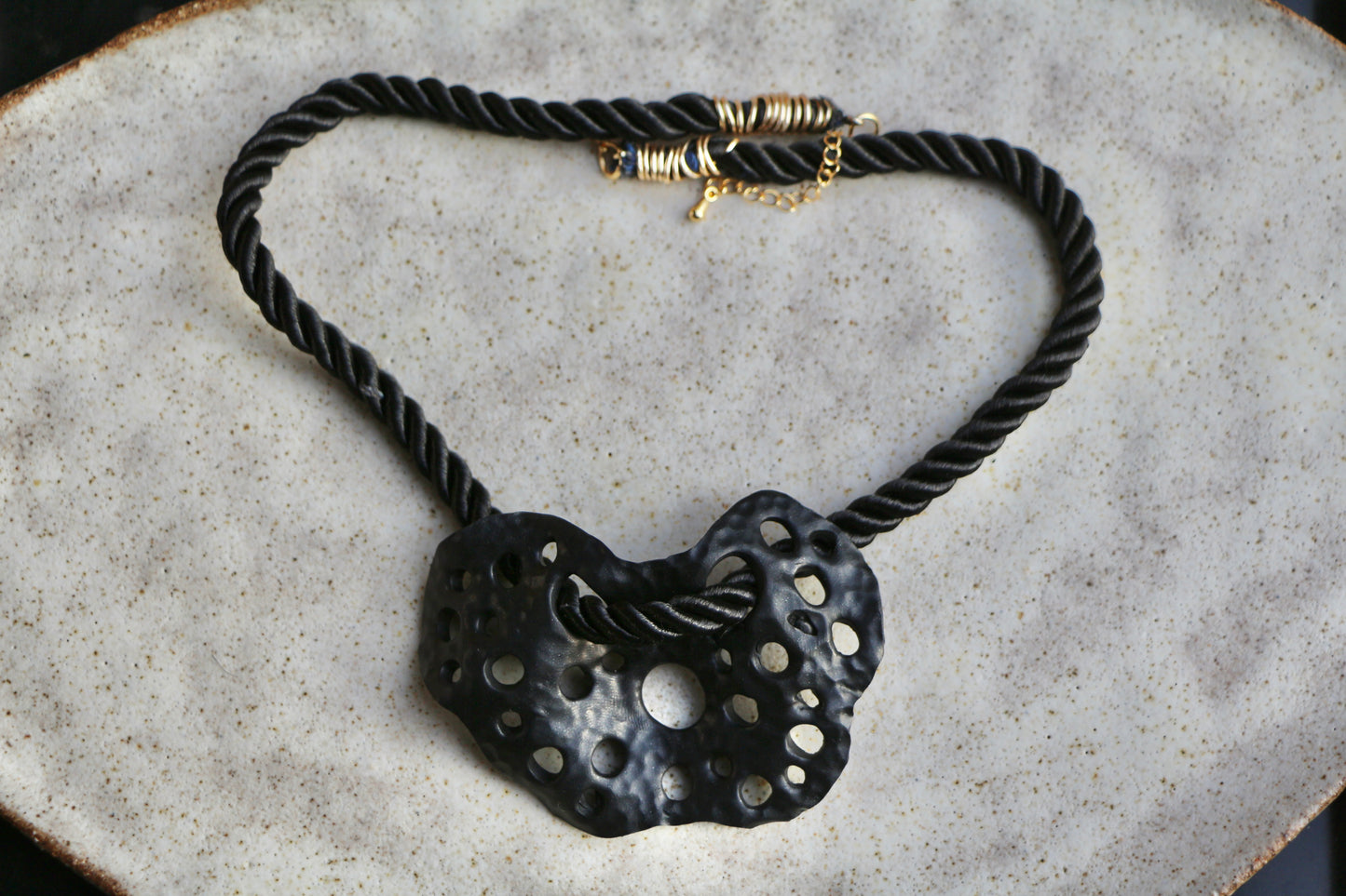 collar irregular negro