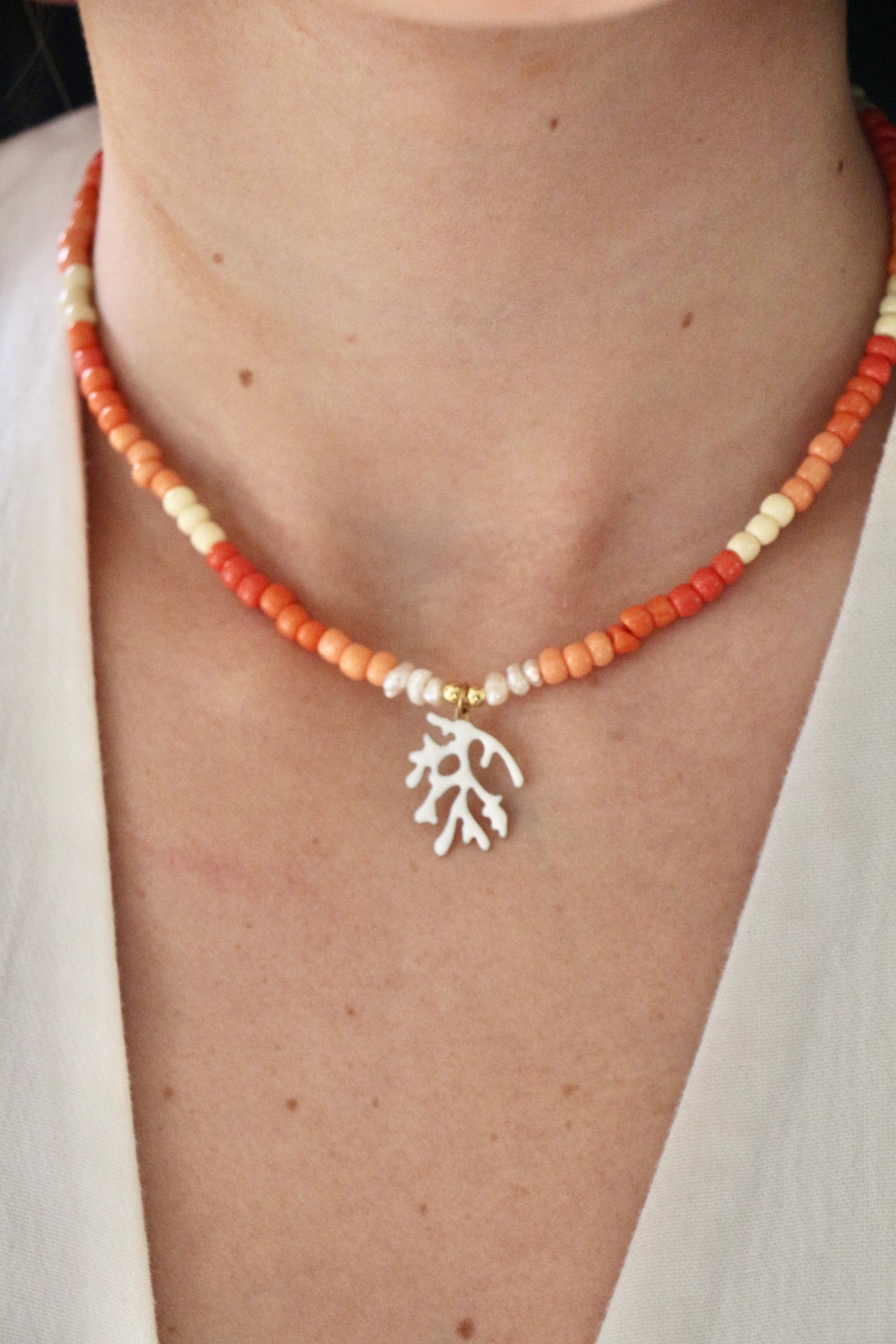 collar mostacillas y coral blanco
