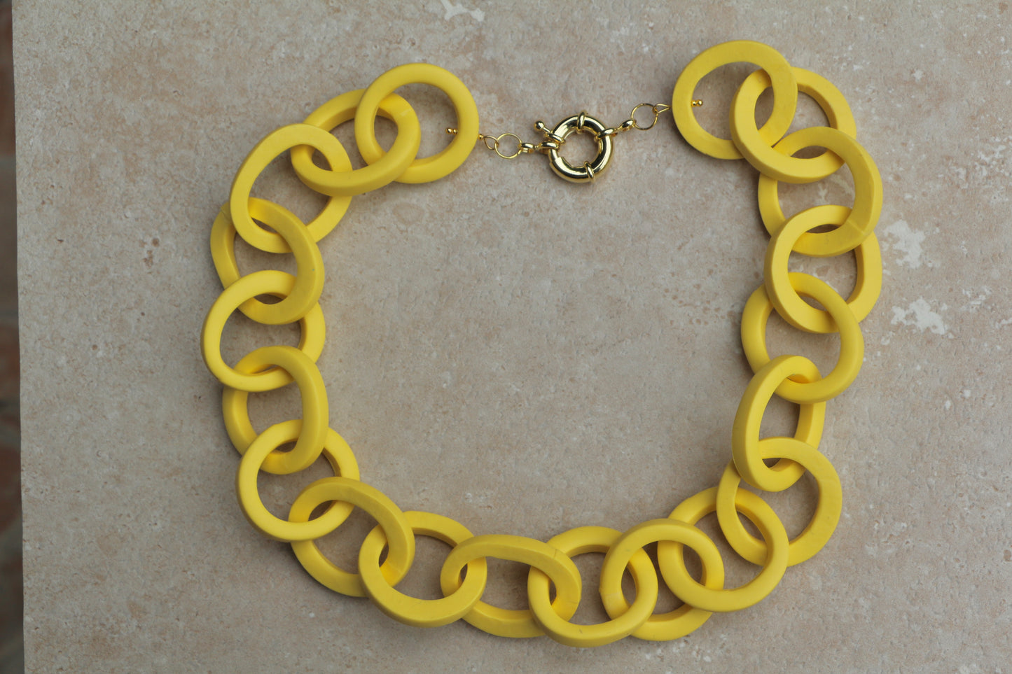 collar eslabón amarillo