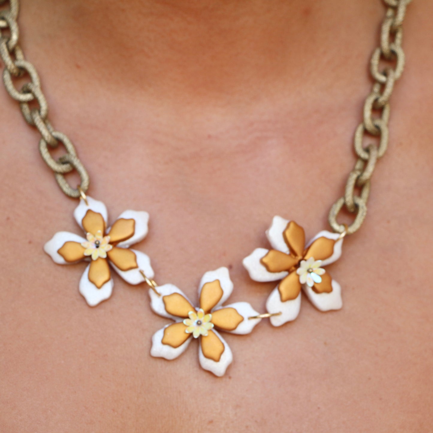 Collar flores y cadena