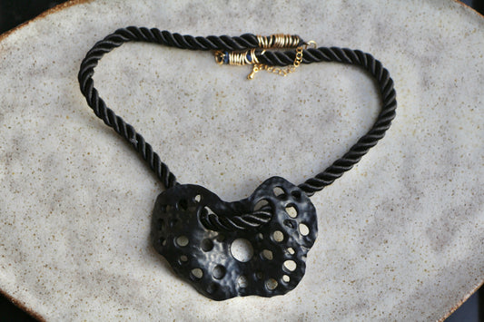 collar irregular negro