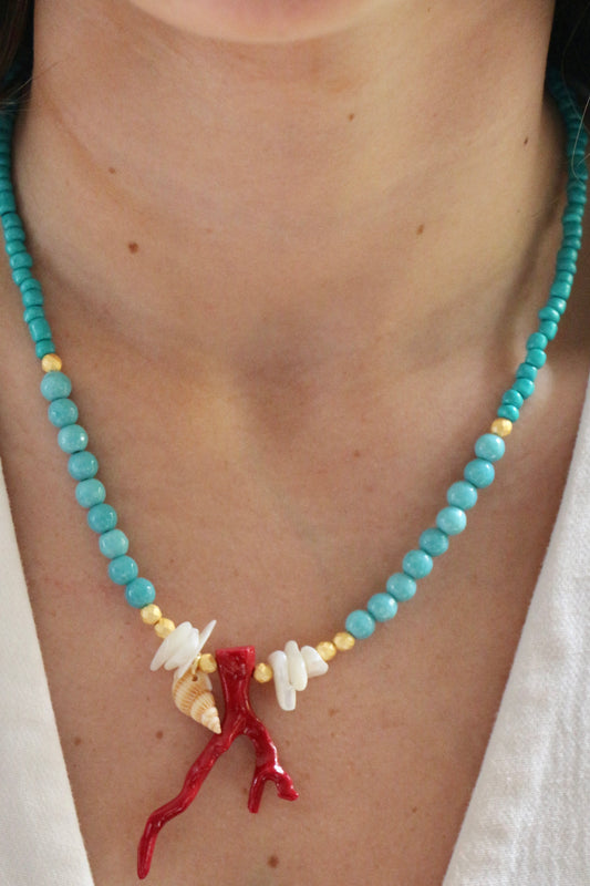 collar coral rojo y piedras