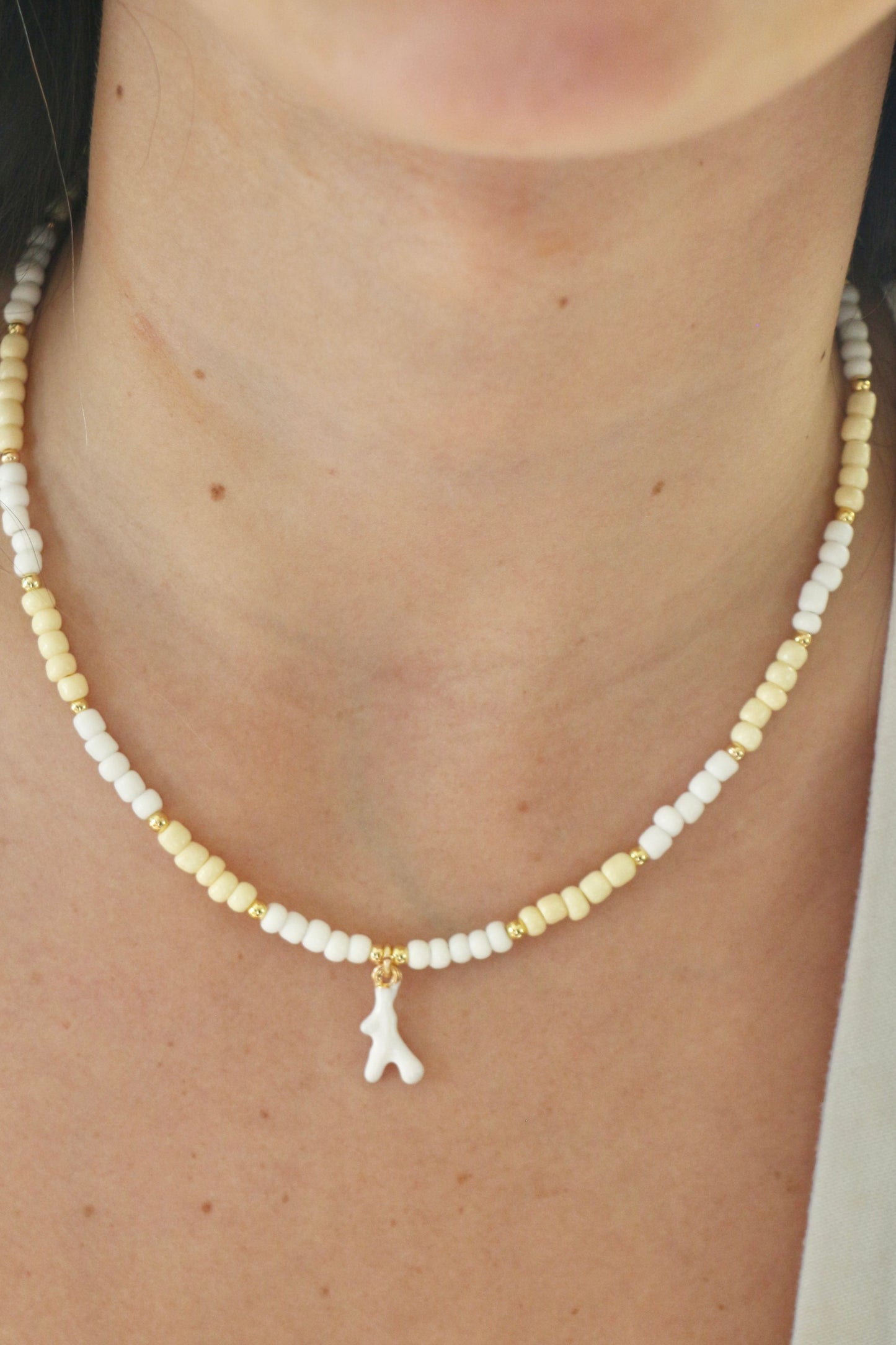 collar coral blanco