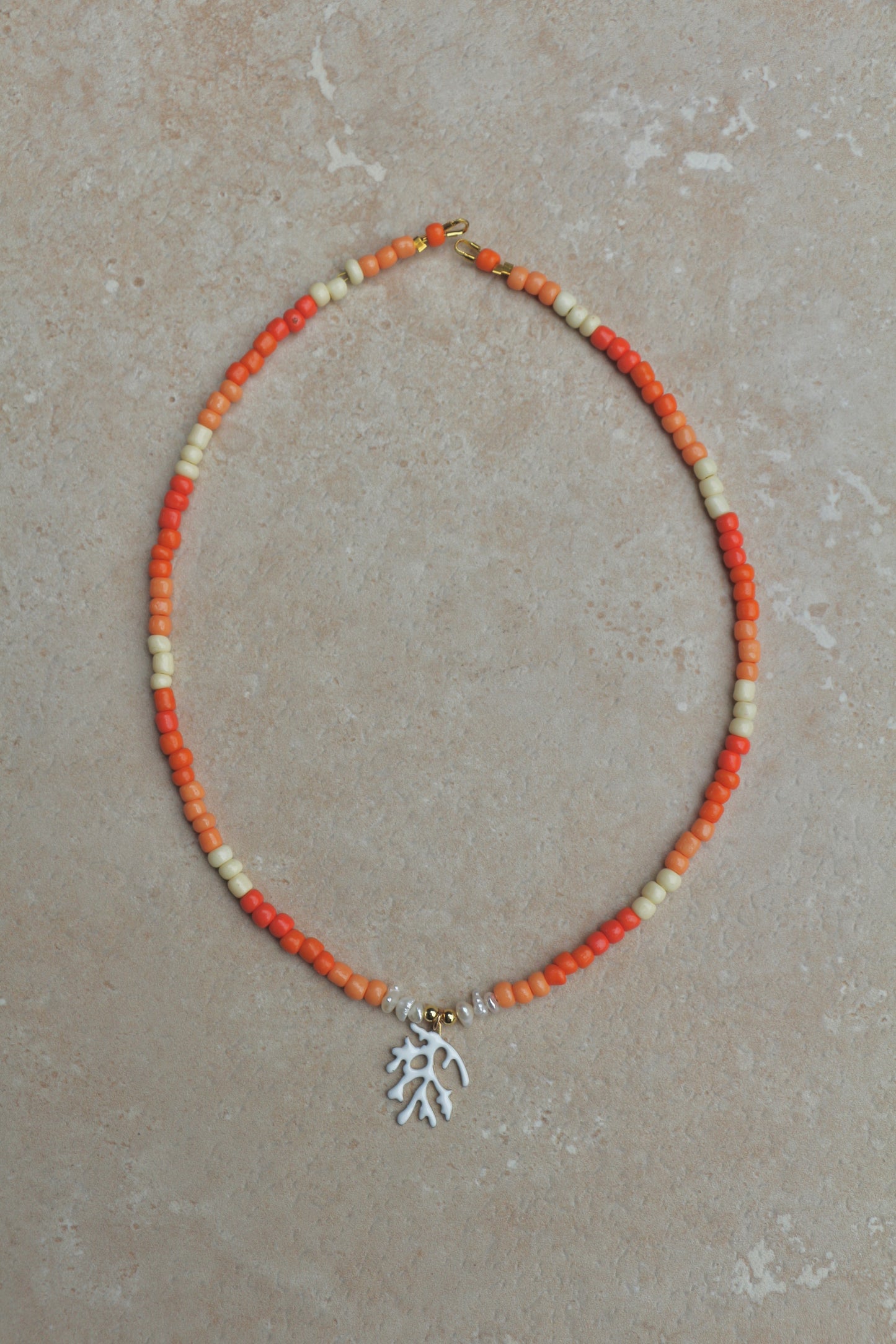 collar mostacillas y coral blanco